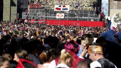 470.000 personas visten de flores en Zaragoza a la Virgen del Pilar