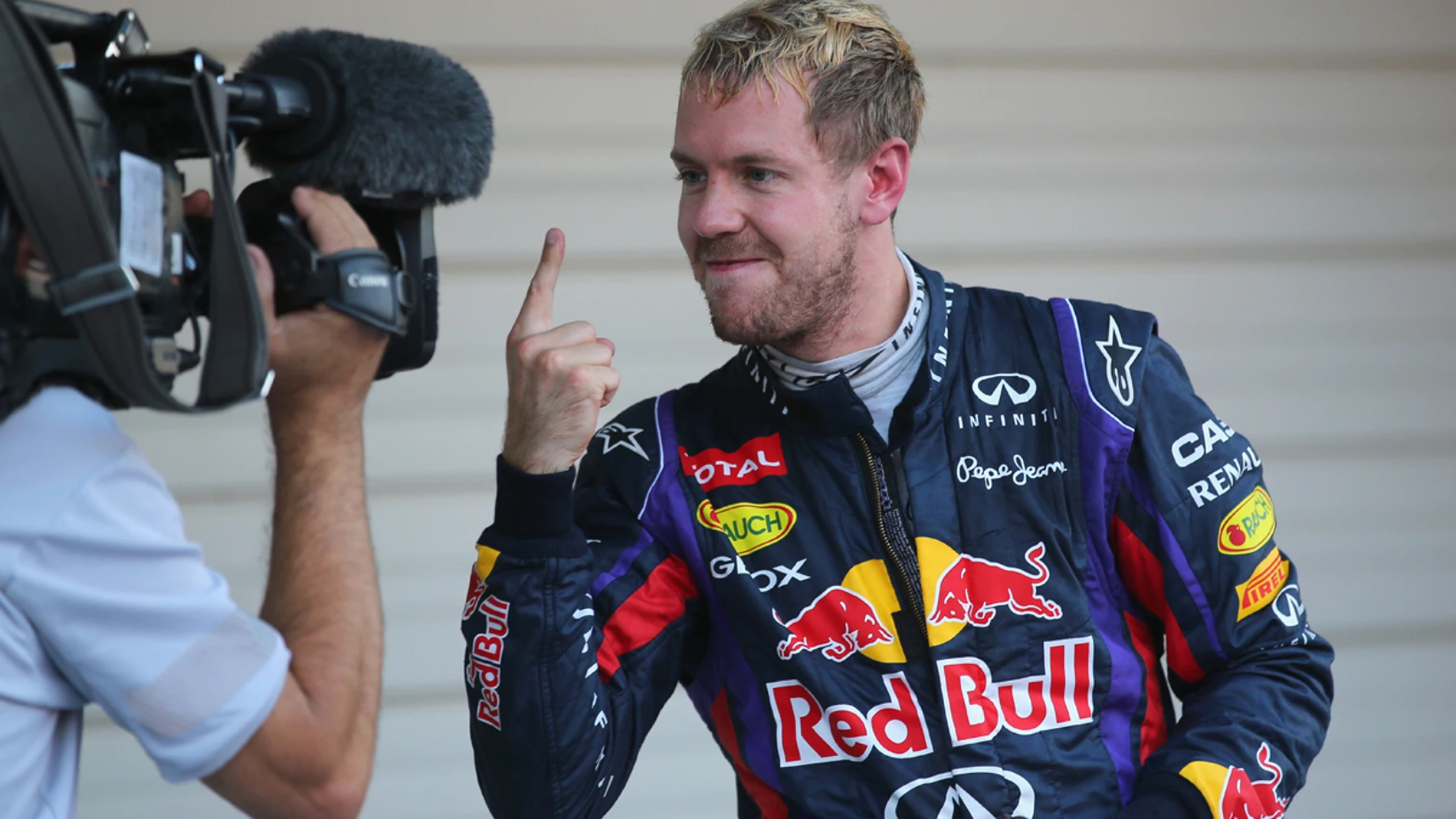 Vettel muestra su dedo a una cámara