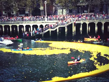 Regata solidaria de 30.000 patitos de goma Regata solidaria de 30.000 patitos de goma