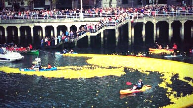 Regata solidaria de 30.000 patitos de goma en la ría de Bilbao