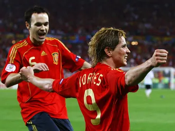 Iniesta celebra con Torres un gol histórico Iniesta celebra con Torres un gol histórico