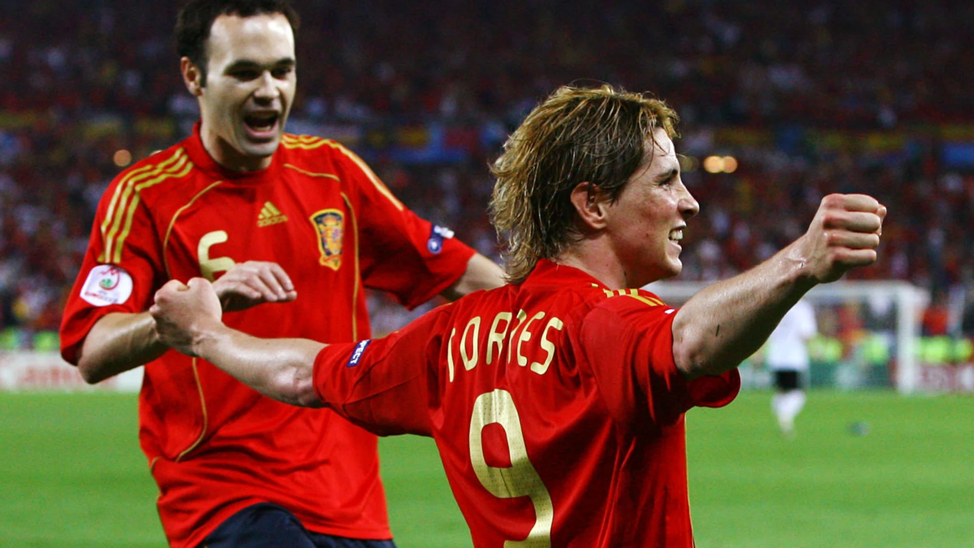 Iniesta celebra con Torres un gol histórico Iniesta celebra con Torres un gol histórico