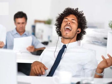 Un hombre escuchando música