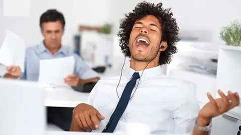 Un hombre escuchando música Un hombre escuchando música