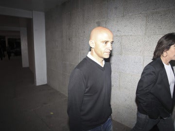Antonio Lobato, a su llegada al funeral de María de Villota Antonio Lobato, a su llegada al funeral de María de Villota