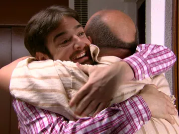 César abraza a su padre César abraza a su padre