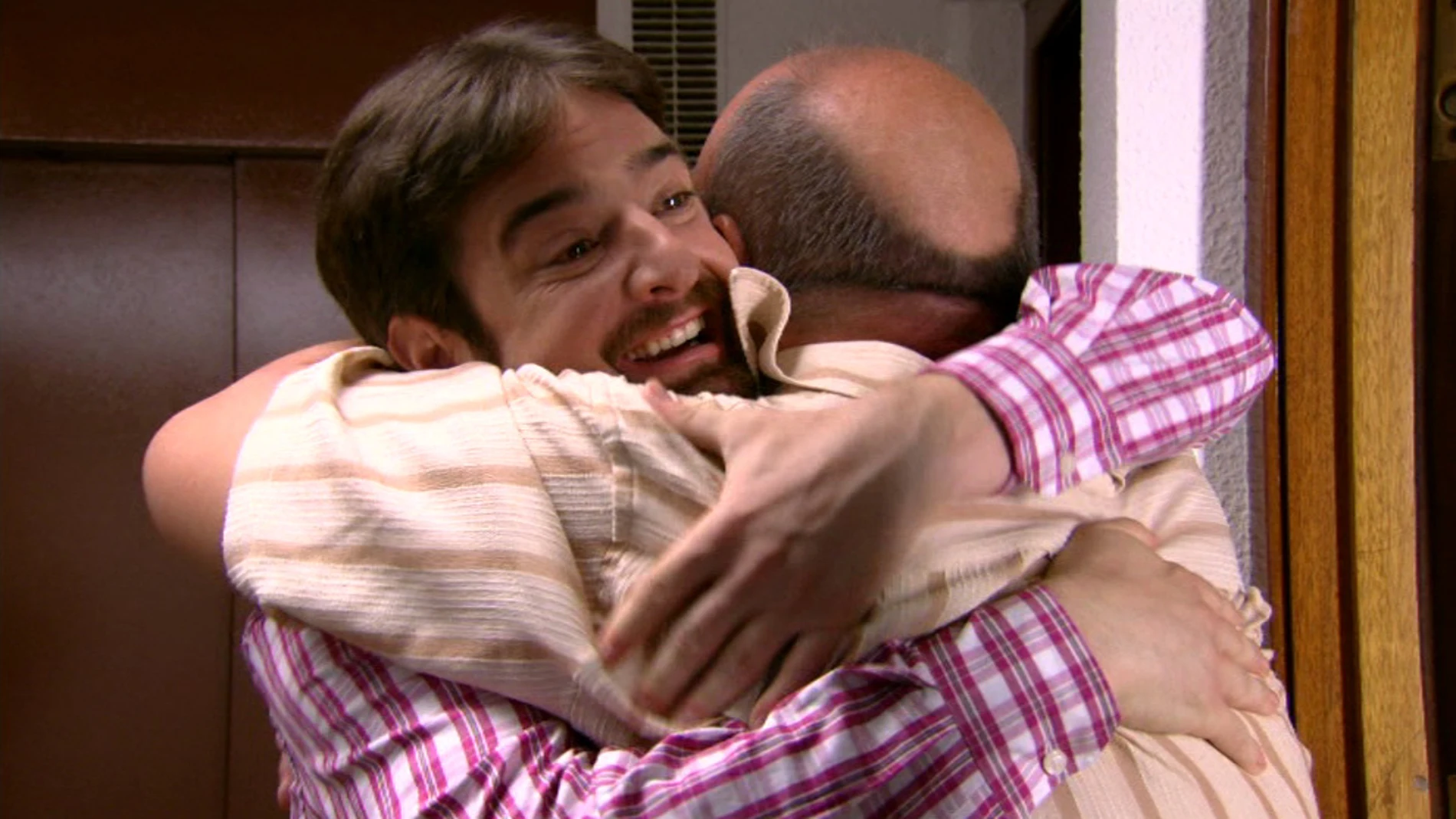 César abraza a su padre