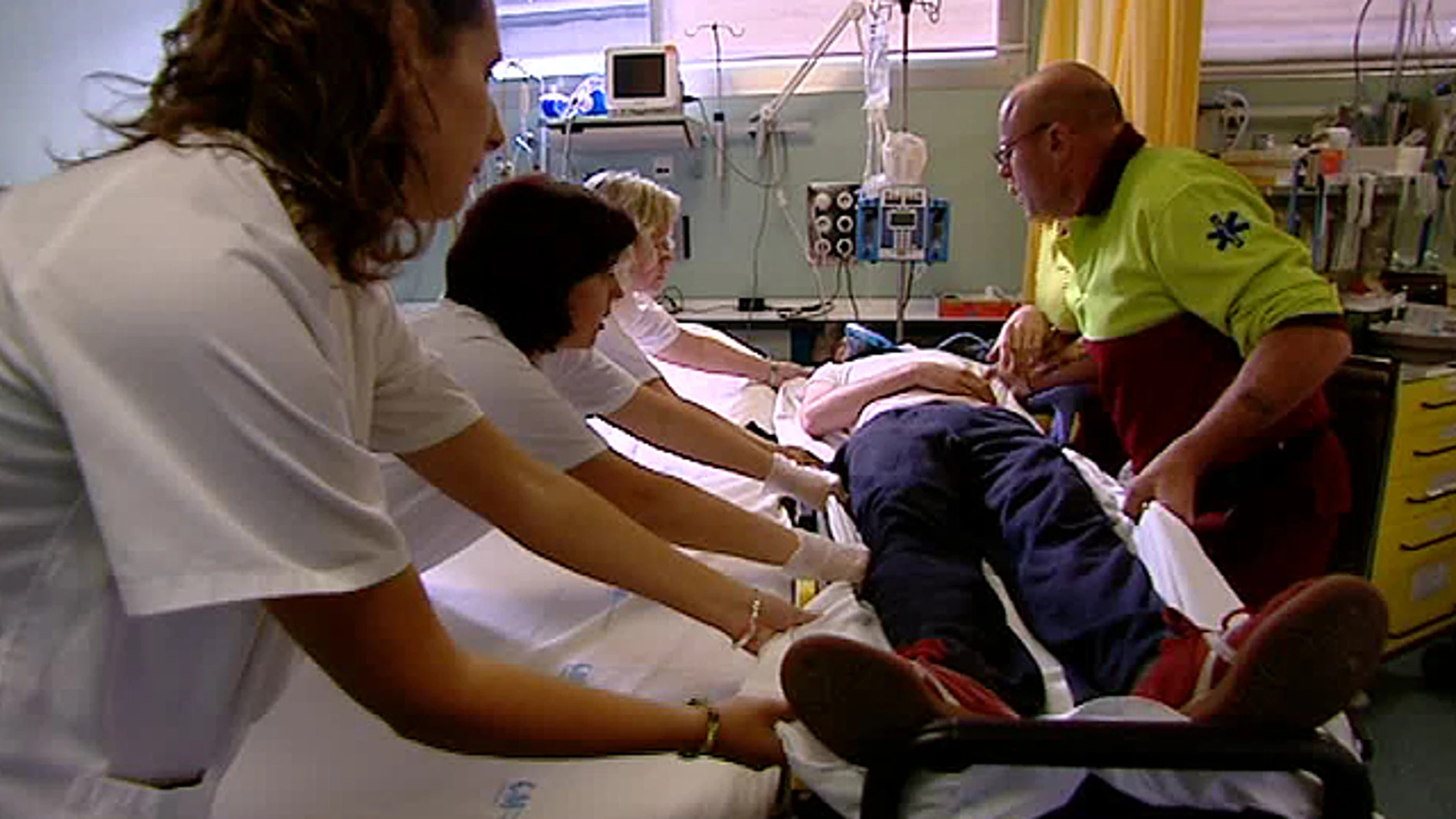 Una persona es atendida tras sufrir un ictus Una persona es atendida tras sufrir un ictus