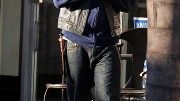 Charlie Hunnam rezando al cielo