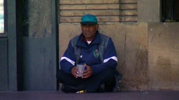 Un mendigo pidiendo en la calle