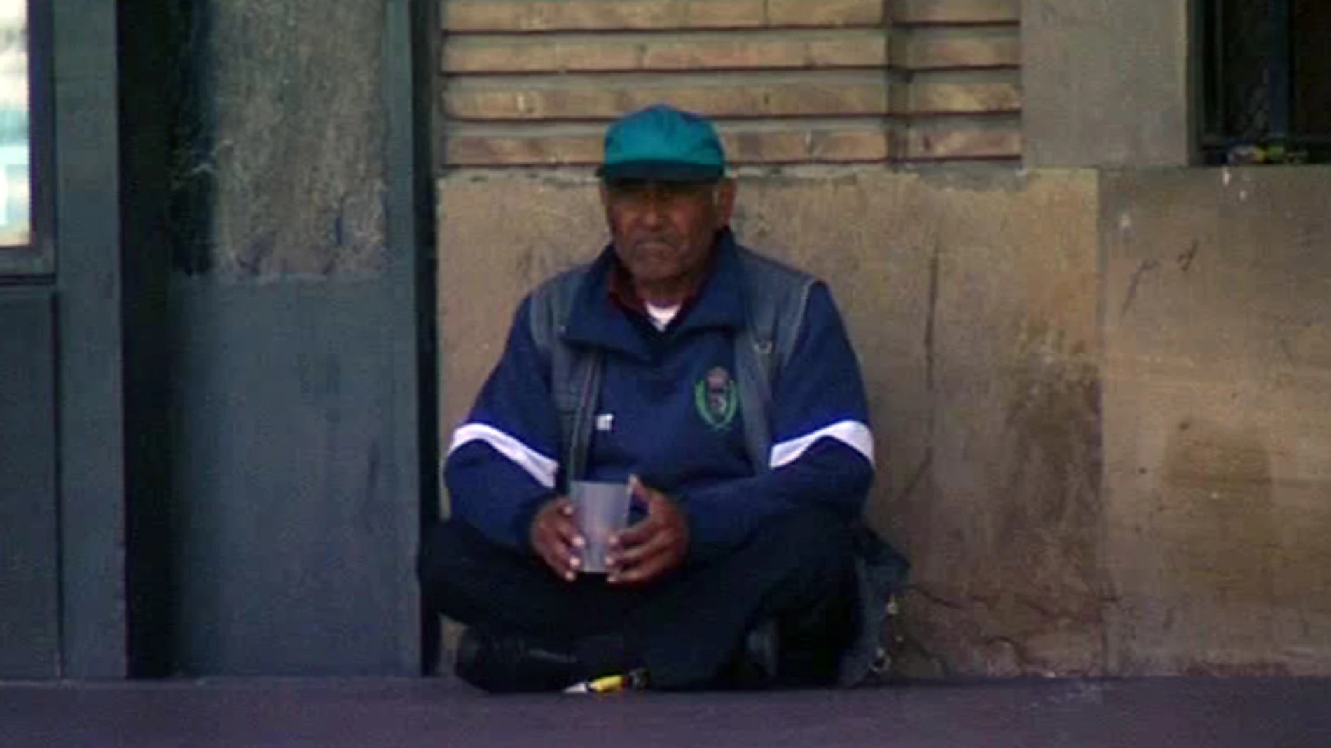 Un mendigo pidiendo en la calle Un mendigo pidiendo en la calle