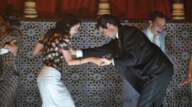 Los ganadores del libro de 'El tiempo entre costuras' firmado por sus protagonistas y por su autora