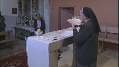 Dos monjas ofician la misa en Lugo cada domingo por la falta de curas en la zona