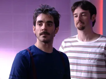 César se pone celoso César se pone celoso