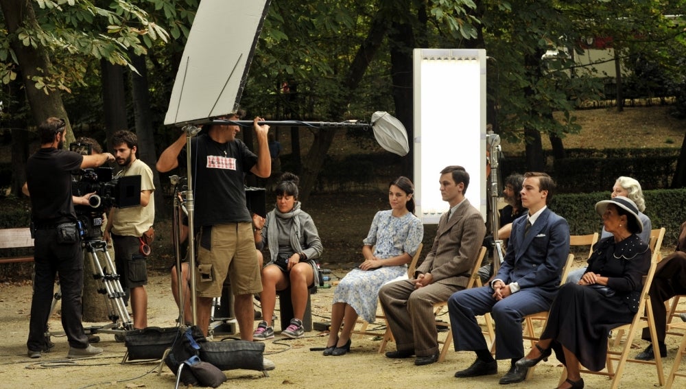 Adriana Ugarte y Raúl Arévalo grabando