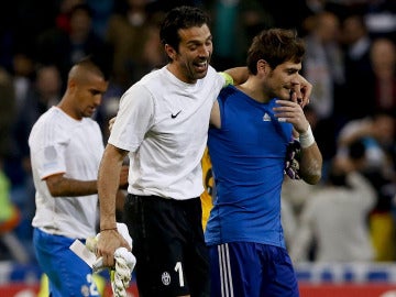 Casillas bromea con Buffon 