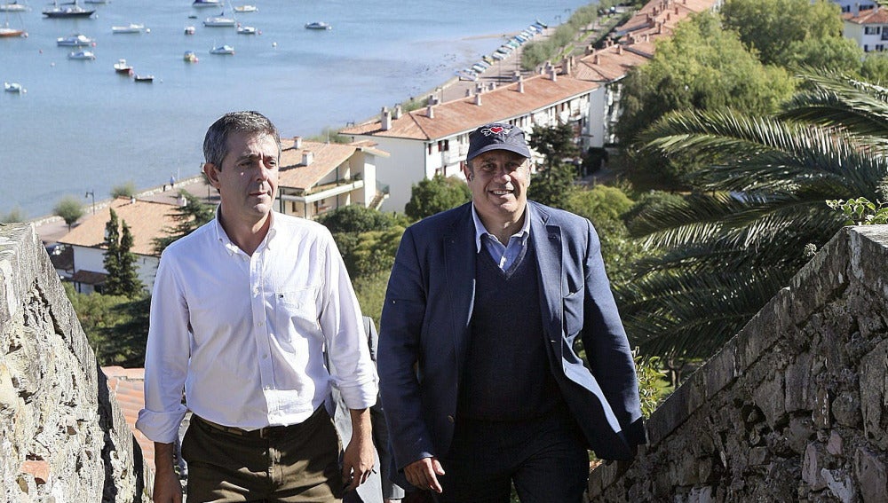El escritor italiano Federico Moccia, junto al alcalde de Hondarribia, Aitor Kerejeta , recorren las calles de esta localidad, donde Moccia ha presentado su última novela, "Ese instante de felicidad".