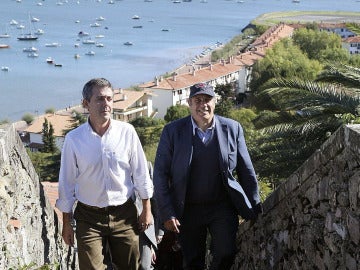 El escritor italiano Federico Moccia, junto al alcalde de Hondarribia, Aitor Kerejeta , recorren las calles de esta localidad, donde Moccia ha presentado su última novela, "Ese instante de felicidad".