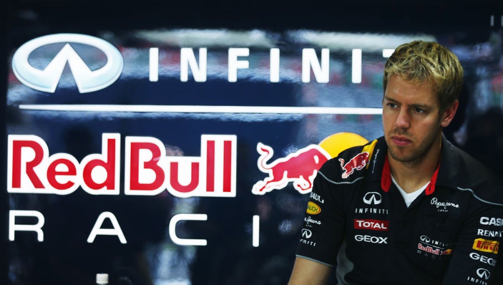 Vettel en el box de Red Bull