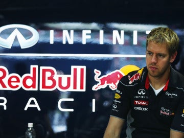 Vettel en el box de Red Bull