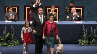 Una niña ciega y un perro guía, la nota curiosa de la ceremonia de entrega de los Premios 