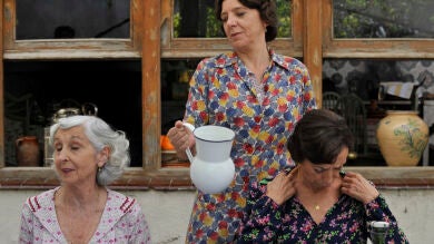 Candelaria cuidará de Sira en Tetuán, en el segundo capítulo de 'El tiempo entre costuras'