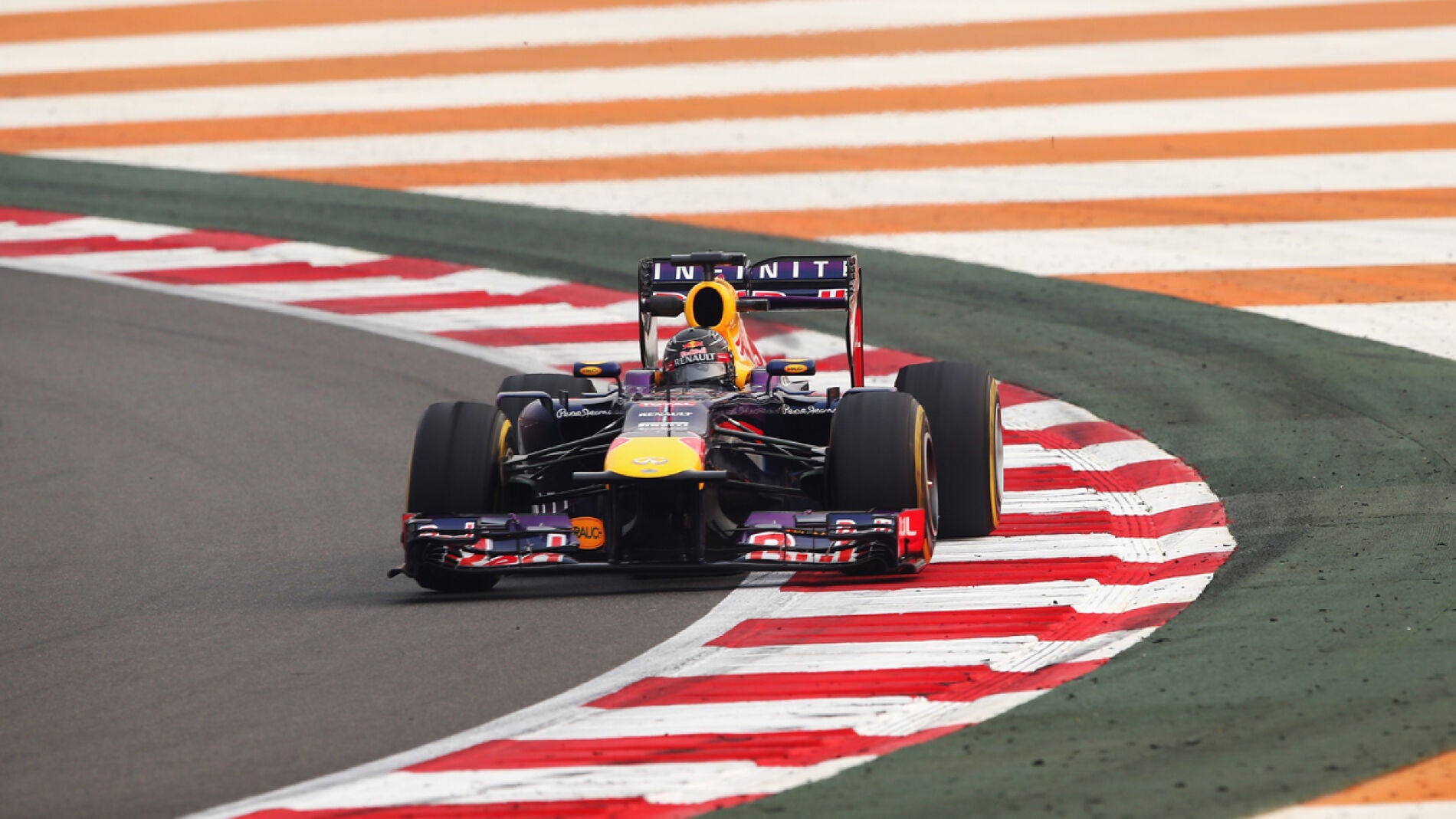 Vettel aprovecha los pianos de Buddh