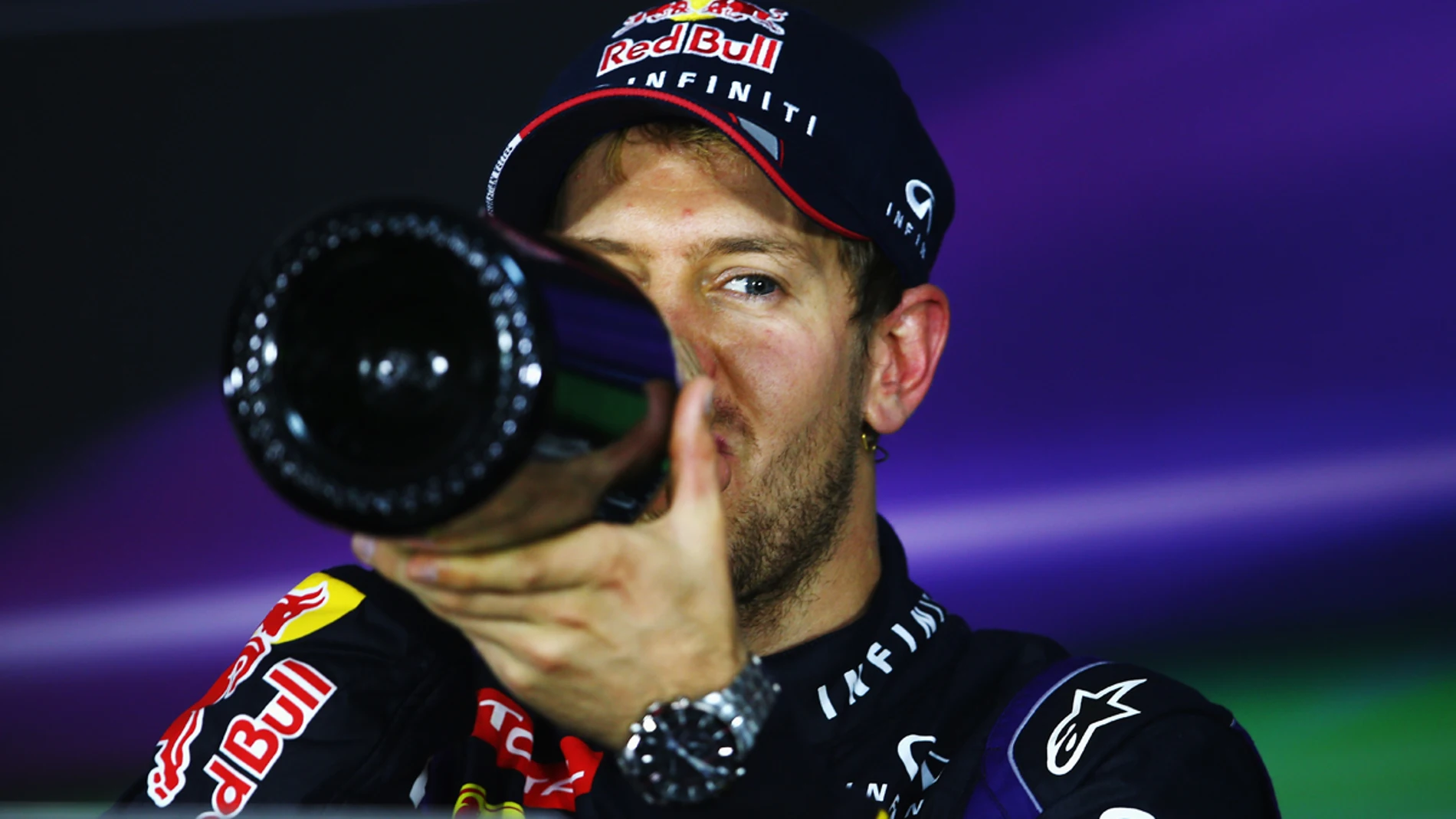 Vettel bebe champán en la rueda de prensa