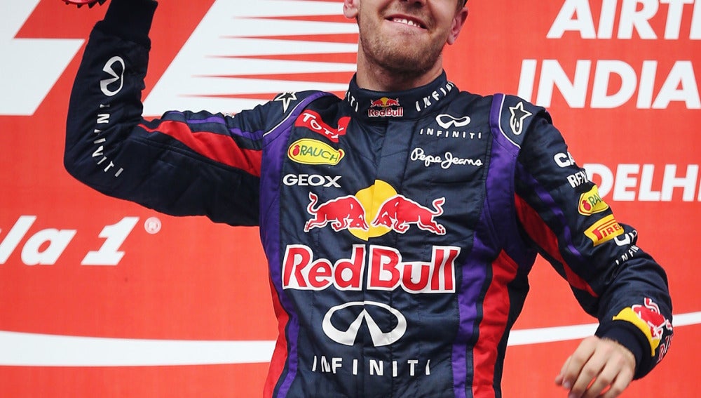 Vettel, exultante con el trofeo de India