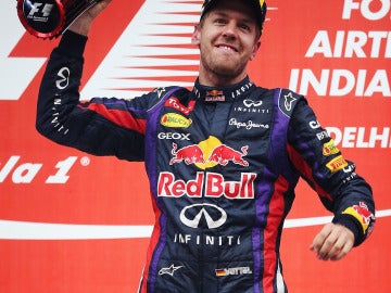 Vettel, exultante con el trofeo de India