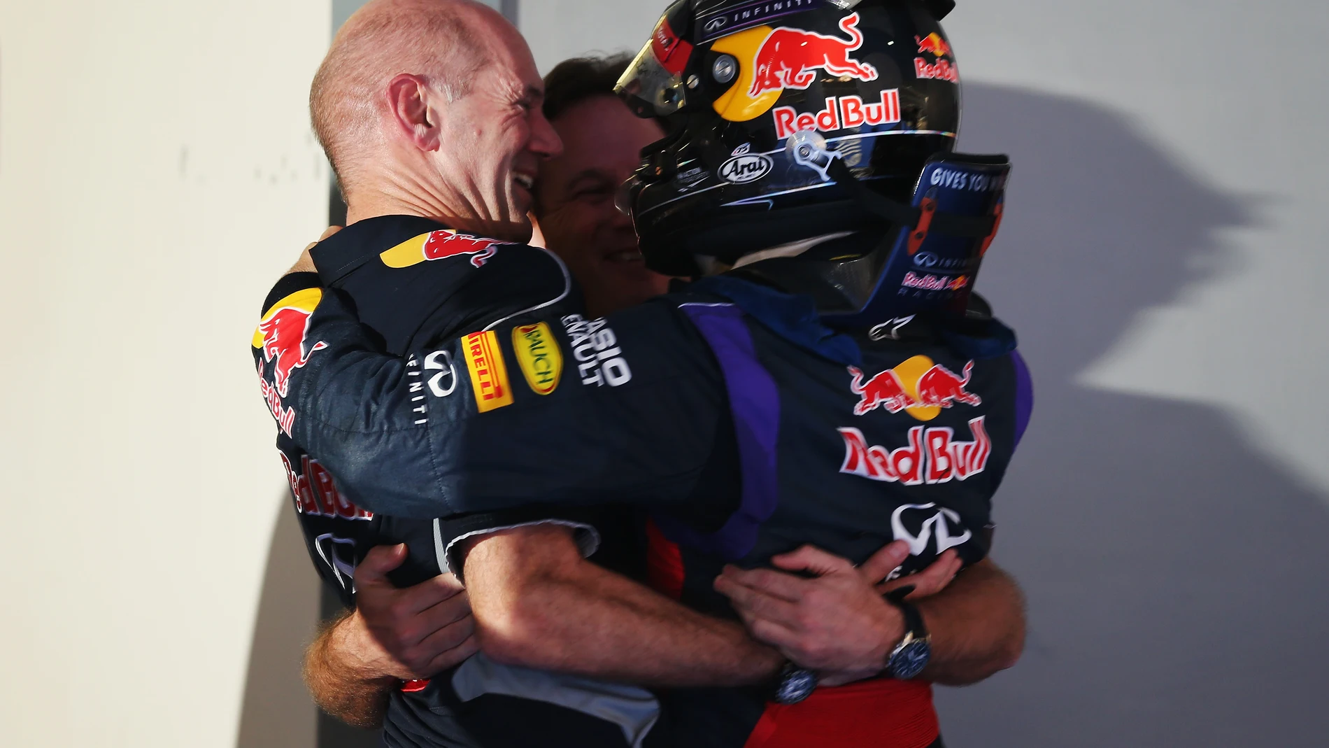 Los ingenieros de Red Bull abrazan a Vettel
