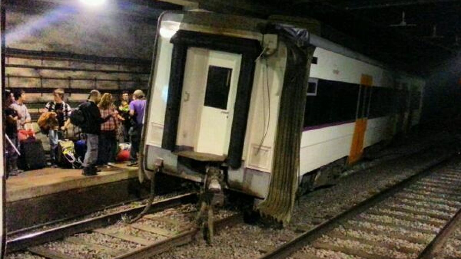 Tres personas heridas de levedad tras el descarrilamiento de un tren en Barcelona