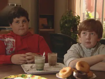Los niños desayunando Los niños desayunando
