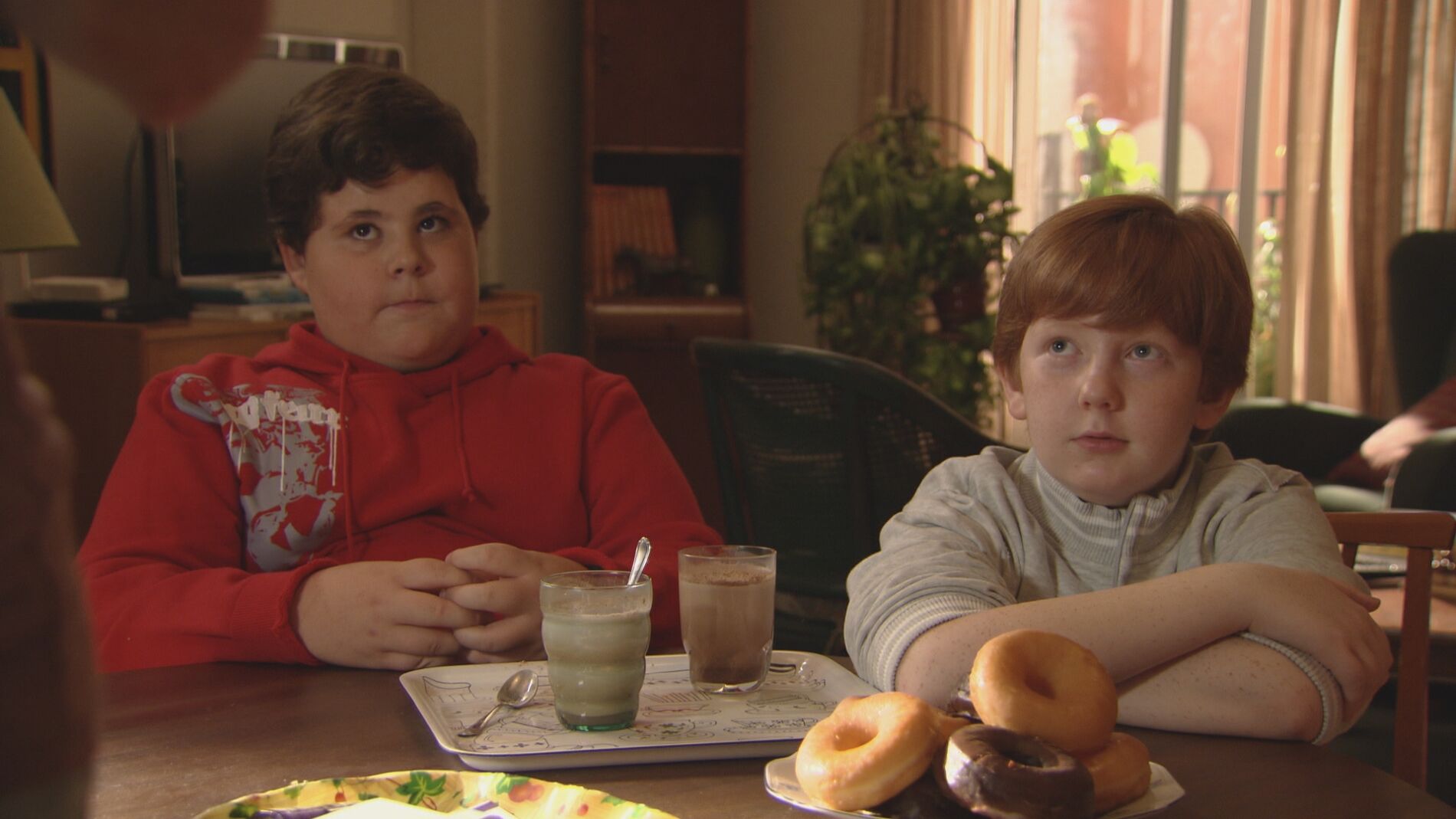 Los ni&ntilde;os desayunando