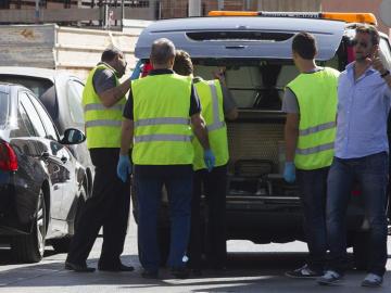 Los servicios funerarios retiran los cuerpos de los tres fallecidos en Villarreal