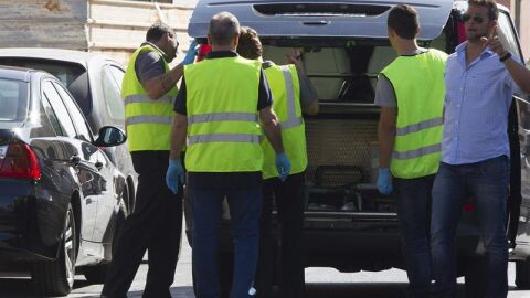 Los servicios funerarios retiran los cuerpos de los tres fallecidos en Villarreal