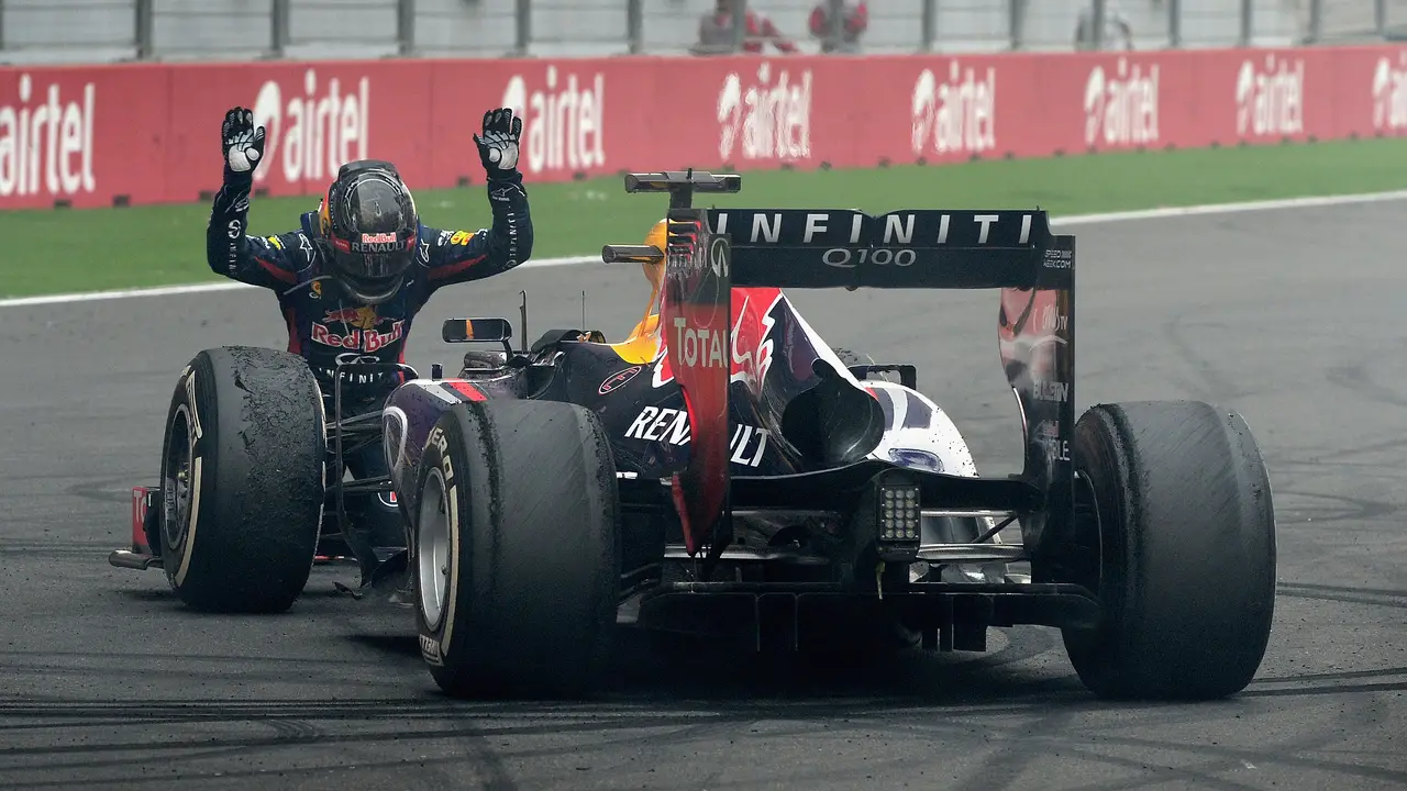 Vettel deslumbra a los campeones pretéritos