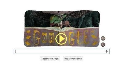 Una bruja prepara pócimas para Halloween en Google