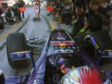 Vettel golpea el brazo de un mecánico