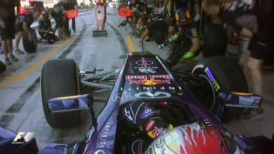 Vettel entra en boxes pasado de frenada y golpea el brazo de un mecánico