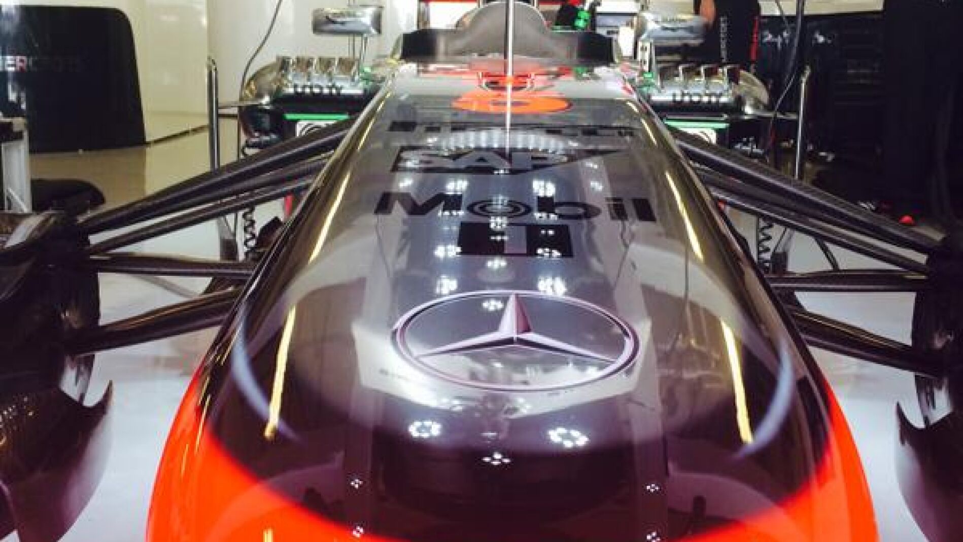 Los McLaren lucen un bigote en apoyo a 'Movember'