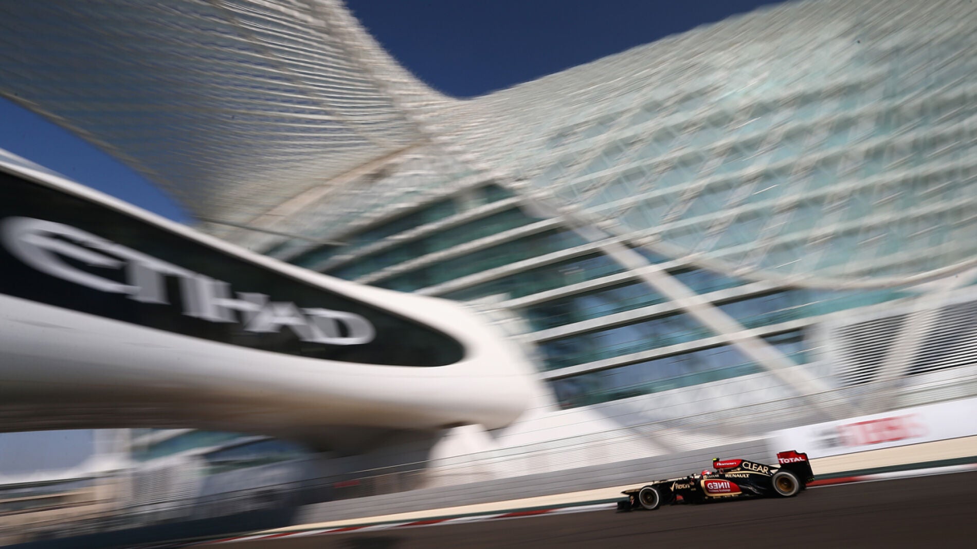 Grosjean, con el Lotus por Abu Dabi