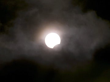 Una vista de un eclipse solar rara muestra el Sol está parcialmente oscurecida por la Luna (03-11-2013)