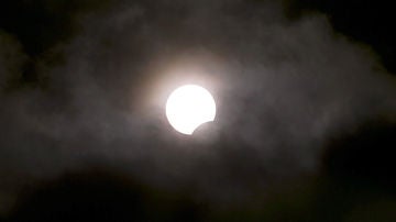 Una vista de un eclipse solar rara muestra el Sol está parcialmente oscurecida por la Luna (03-11-2013)