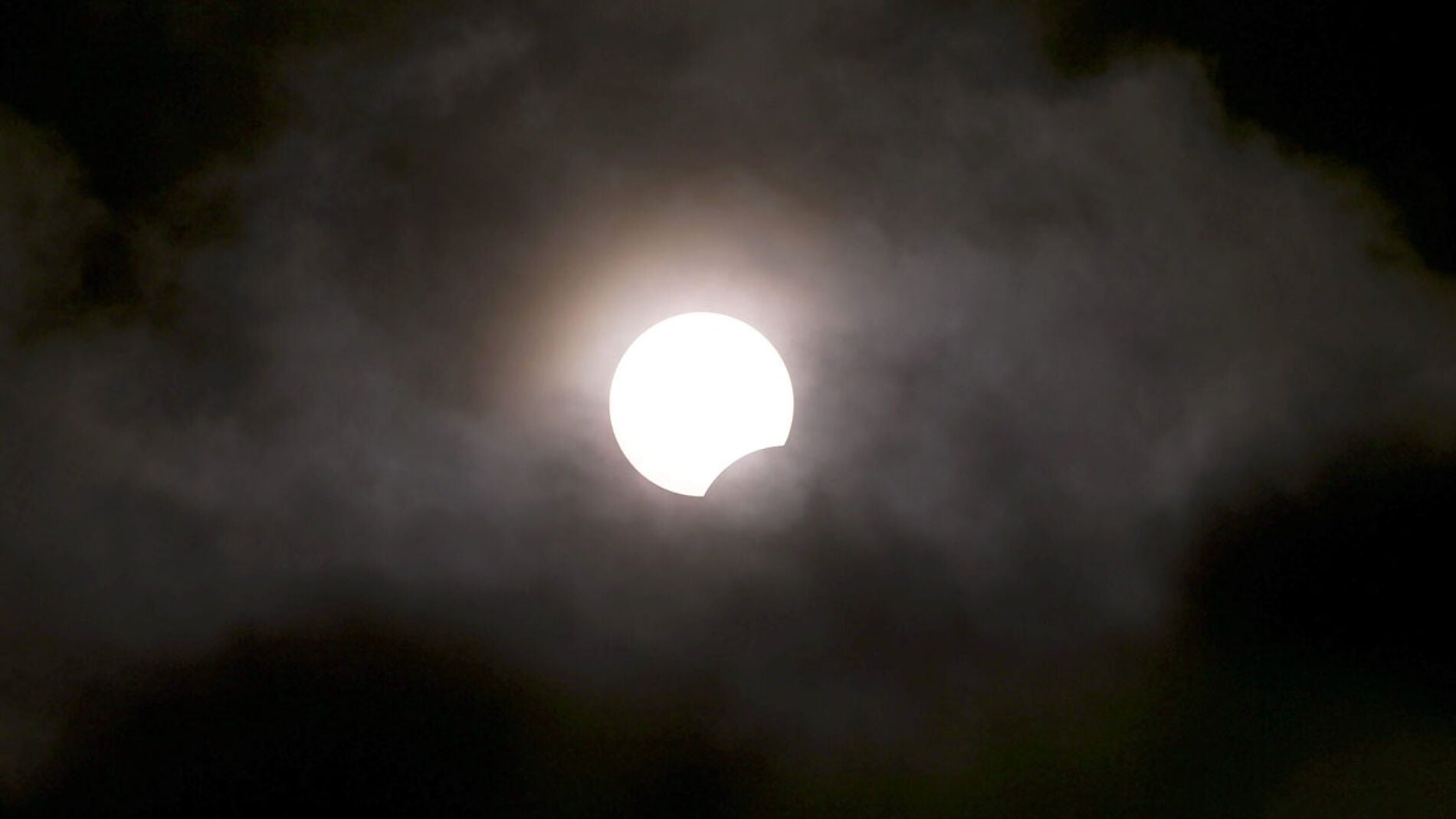 Una vista de un eclipse solar rara muestra el Sol est&aacute; parcialmente oscurecida por la Luna (03-11-2013)