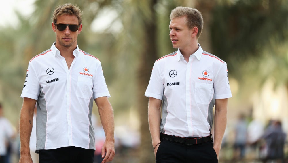 Kevin Magnussen junto a Jenson Button