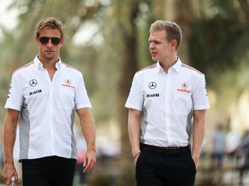Kevin Magnussen junto a Jenson Button