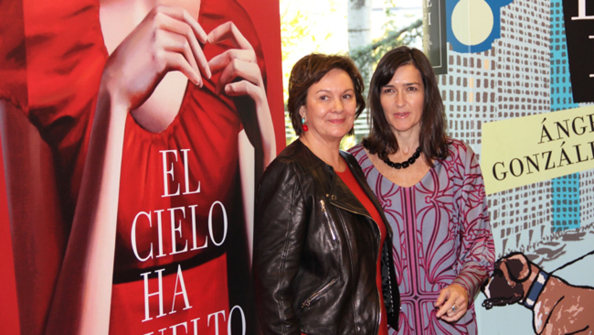 Sánchez y González- Sinde posan ante sus libros.