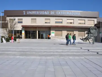 Extremadura asumirá el coste de la beca Erasmus que el Gobierno central ha retirado Extremadura asumirá el coste de la beca Erasmus que el Gobierno central ha retirado