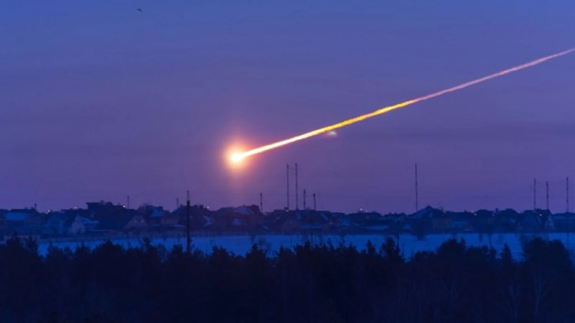 Imagen de un meteorito cayendo en Cheliábinsk, Rusia, en 2013 Imagen de un meteorito cayendo en Cheliábinsk, Rusia, en 2013
